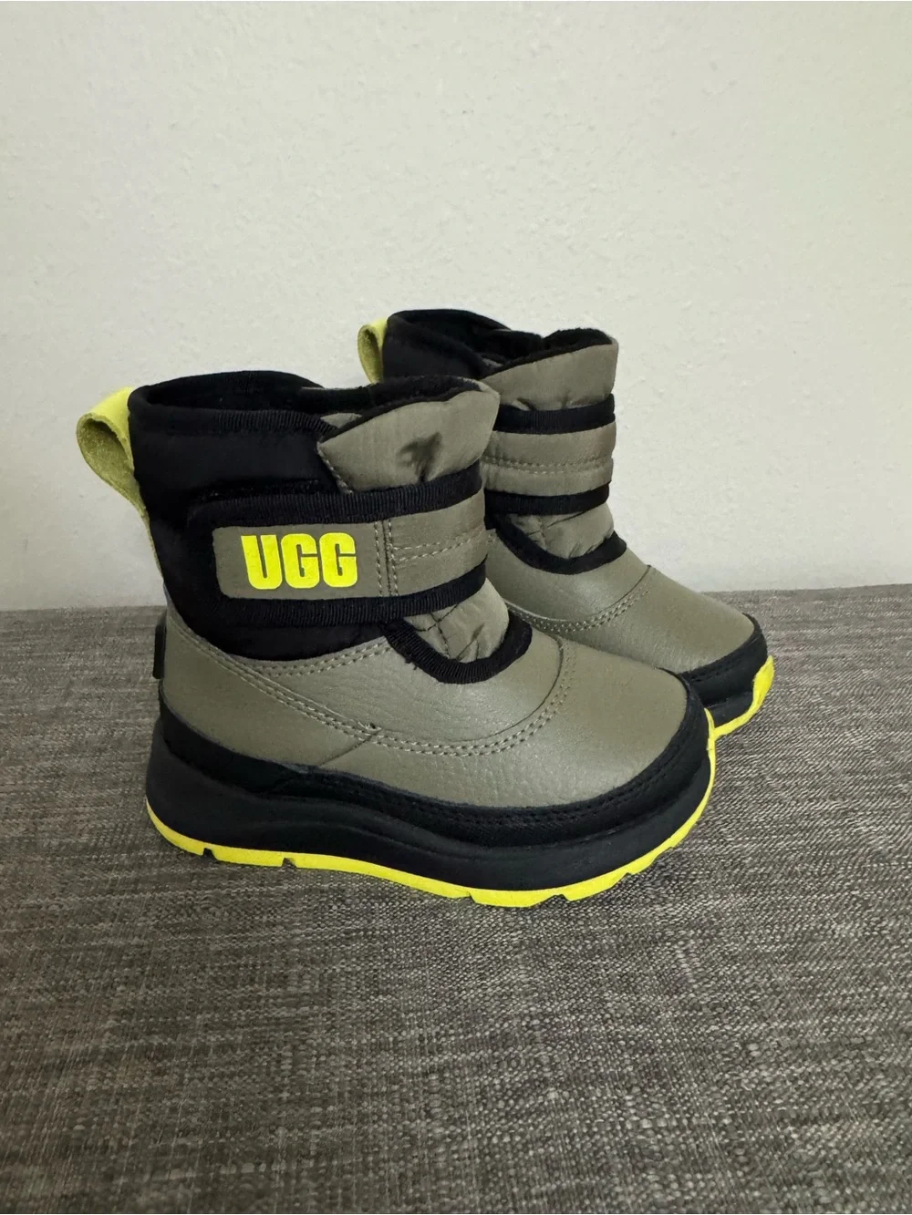 UGG Snow Boots Toddler / Little Kids Size 7 Black gray Leather Nylon